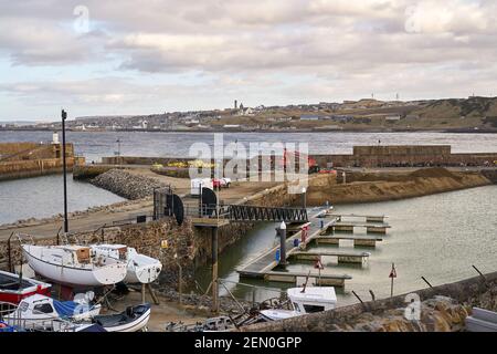 Banff Harbour, Aberdeenshire, Großbritannien. Februar 2021, 25th. VEREINIGTES KÖNIGREICH. Dies ist die aktuelle Szene in Banff, da Reparaturen bis zum teilweisen Einsturz im Jahr 2017 beginnen. Lochshell Engineering von Wick wurde £1,3m mit der Reparatur beauftragt. Um die Piers etc. Zu reparieren, müssen sie eine temporäre V-förmige Wassersperre bauen, die den Zugang in den Hafen oder aus dem Hafen nicht erlaubt, bis sie am 18. August 2021 hoffentlich fertig ist. Quelle: JASPERIMAGE/Alamy Live News Stockfoto