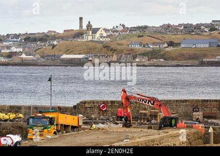 Banff Harbour, Aberdeenshire, Großbritannien. Februar 2021, 25th. VEREINIGTES KÖNIGREICH. Dies ist die aktuelle Szene in Banff, da Reparaturen bis zum teilweisen Einsturz im Jahr 2017 beginnen. Lochshell Engineering von Wick wurde £1,3m mit der Reparatur beauftragt. Um die Piers etc. Zu reparieren, müssen sie eine temporäre V-förmige Wassersperre bauen, die den Zugang in den Hafen oder aus dem Hafen nicht erlaubt, bis sie am 18. August 2021 hoffentlich fertig ist. Quelle: JASPERIMAGE/Alamy Live News Stockfoto