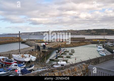 Banff Harbour, Aberdeenshire, Großbritannien. Februar 2021, 25th. VEREINIGTES KÖNIGREICH. Dies ist die aktuelle Szene in Banff, da Reparaturen bis zum teilweisen Einsturz im Jahr 2017 beginnen. Lochshell Engineering von Wick wurde £1,3m mit der Reparatur beauftragt. Um die Piers etc. Zu reparieren, müssen sie eine temporäre V-förmige Wassersperre bauen, die den Zugang in den Hafen oder aus dem Hafen nicht erlaubt, bis sie am 18. August 2021 hoffentlich fertig ist. Quelle: JASPERIMAGE/Alamy Live News Stockfoto