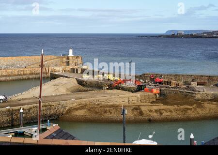 Banff Harbour, Aberdeenshire, Großbritannien. Februar 2021, 25th. VEREINIGTES KÖNIGREICH. Dies ist die aktuelle Szene in Banff, da Reparaturen bis zum teilweisen Einsturz im Jahr 2017 beginnen. Lochshell Engineering von Wick wurde £1,3m mit der Reparatur beauftragt. Um die Piers etc. Zu reparieren, müssen sie eine temporäre V-förmige Wassersperre bauen, die den Zugang in den Hafen oder aus dem Hafen nicht erlaubt, bis sie am 18. August 2021 hoffentlich fertig ist. Quelle: JASPERIMAGE/Alamy Live News Stockfoto