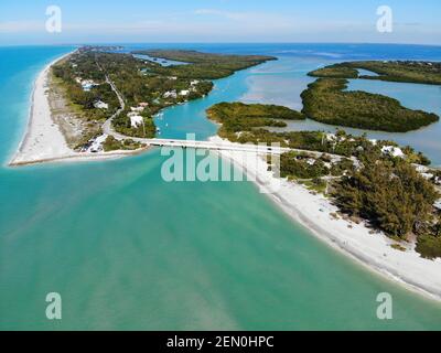 Luftaufnahme der Straßenbrücke zwischen Captiva Island und Sanibel Island in Lee County, Florida, USA Stockfoto