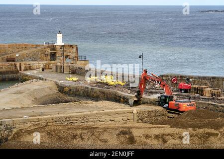 Banff Harbour, Aberdeenshire, Großbritannien. Februar 2021, 25th. VEREINIGTES KÖNIGREICH. Dies ist die aktuelle Szene in Banff, da Reparaturen bis zum teilweisen Einsturz im Jahr 2017 beginnen. Lochshell Engineering von Wick wurde £1,3m mit der Reparatur beauftragt. Um die Piers etc. Zu reparieren, müssen sie eine temporäre V-förmige Wassersperre bauen, die den Zugang in den Hafen oder aus dem Hafen nicht erlaubt, bis sie am 18. August 2021 hoffentlich fertig ist. Quelle: JASPERIMAGE/Alamy Live News Stockfoto