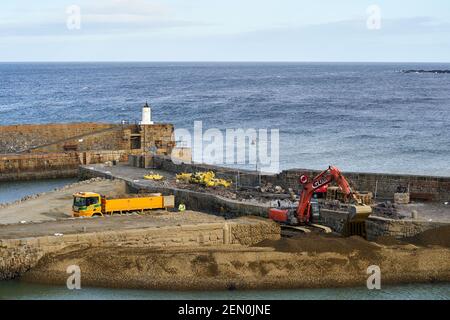 Banff Harbour, Aberdeenshire, Großbritannien. Februar 2021, 25th. VEREINIGTES KÖNIGREICH. Dies ist die aktuelle Szene in Banff, da Reparaturen bis zum teilweisen Einsturz im Jahr 2017 beginnen. Lochshell Engineering von Wick wurde £1,3m mit der Reparatur beauftragt. Um die Piers etc. Zu reparieren, müssen sie eine temporäre V-förmige Wassersperre bauen, die den Zugang in den Hafen oder aus dem Hafen nicht erlaubt, bis sie am 18. August 2021 hoffentlich fertig ist. Quelle: JASPERIMAGE/Alamy Live News Stockfoto