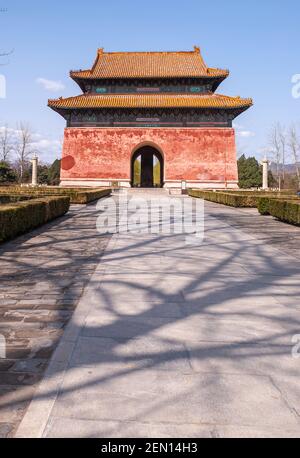 Peking, China - 28. April 2010: Ming-Gräber Changling. Doppelt überdachte Eingangshalle mit riesigen Stele sichtbar durch Öffnung unter blauem Himmel. Grauer Stein Stockfoto