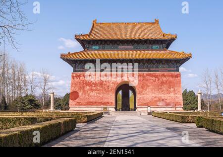 Peking, China - 28. April 2010: Ming-Gräber Changling. Doppelt überdachte Eingangshalle mit riesigen Stele sichtbar durch Öffnung unter blauem Himmel. Grauer Stein Stockfoto