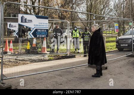 London, Großbritannien. Februar 2021, 23rd. Es ist der zweite Tag des „Baumsitzens“ in den Londoner York Gardens, Battersea. Eine Frau aus der Nachbarschaft hält an, um den Aktivisten auf einem Baum zu danken. In einem Versuch, einen 100 Jahre alten schwarzen Pappelbaum zu retten, haben drei Aktivisten ihn in der Nacht vom 21st. Auf den 22nd. Februar bestiegen und besetzt. Der Baum sollte abgeschlagen werden, um Platz für ein neues elektrisches Kabel zu schaffen, das Teil des lokalen Wohnbausanierungsplans des rates und der Taylor Wimpey Homes war. Stockfoto