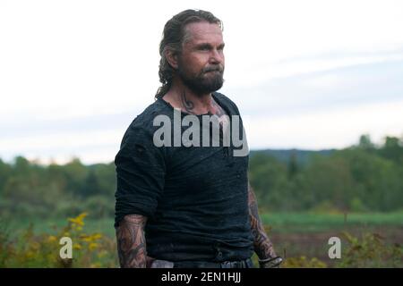 VERÖFFENTLICHUNG: 5. März 2021 TITEL: Chaos Walking STUDIO: Lionsgate REGIE: Doug Liman PLOT: Eine dystopische Welt, in der es keine Frauen gibt und alle Lebewesen die Gedanken der anderen in einem Strom von Bildern, Worten und Geräuschen hören können, die als Rauschen bezeichnet werden. MIT Kurt SUTTER als Cillian. (Bild: © Lionsgate/Entertainment Pictures) Stockfoto