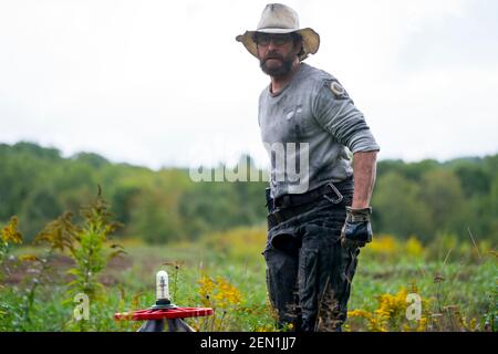 VERÖFFENTLICHUNG: 5. März 2021 TITEL: Chaos Walking STUDIO: Lionsgate REGIE: Doug Liman PLOT: Eine dystopische Welt, in der es keine Frauen gibt und alle Lebewesen die Gedanken der anderen in einem Strom von Bildern, Worten und Geräuschen hören können, die als Rauschen bezeichnet werden. HAUPTROLLE: DEMIAN BICHIR als Bent. (Bild: © Lionsgate/Entertainment Pictures) Stockfoto
