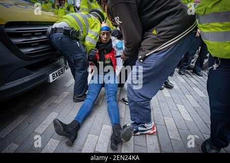 Coronavirus: Die Polizei bricht zusammen und nimmt während eines versuchten Anti-Lockdown-Musikereignisses am Brixton Windrush Square, London, UK, fest. Stockfoto