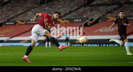 Manchester, Großbritannien. Februar 2021, 26th. Bruno Fernandes (L) von Manchester United dreht während der UEFA Europa League Runde des Fußballspiels Second Leg 32 zwischen Manchester United und Real Sociedad in Manchester, Großbritannien, am 25. Februar 2021. Quelle: Xinhua/Alamy Live News Stockfoto