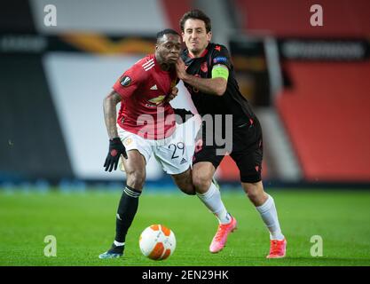 Manchester, Großbritannien. Februar 2021, 26th. Aaron Wan-Bissaka (L) von Manchester United wird am 25. Februar 2021 während der UEFA Europa League Runde des Fußballspiels Second Leg 32 zwischen Manchester United und Real Sociedad in Manchester, Großbritannien, von Mikel Oyarzabal von Real Sociedad herausgefordert. Quelle: Xinhua/Alamy Live News Stockfoto