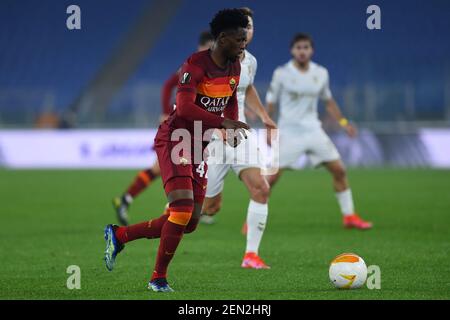 Rom, Latium. Februar 2021, 25th. Amadou Diawara von Roma in Aktion während des Europa League Fußballmatches ALS Roma gegen SC Braga im Olympiastadion in Rom, Italien, 25. Februar 2021. Fotografo01 Kredit: Unabhängige Fotoagentur/Alamy Live Nachrichten Stockfoto