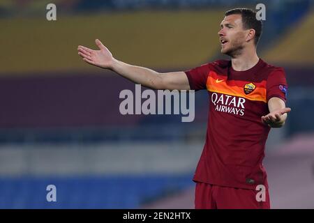 Rom, Latium. Februar 2021, 25th. Edin Dzeko von Roma in Aktion während des Europa League Fußballmatches ALS Roma gegen SC Braga im Olympiastadion in Rom, Italien, 25. Februar 2021. Fotografo01 Kredit: Unabhängige Fotoagentur/Alamy Live Nachrichten Stockfoto
