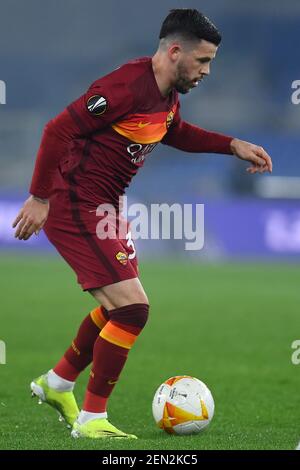 Rom, Latium. Februar 2021, 25th. Carles Perez von Roma in Aktion während des Europa League Fußballmatches ALS Roma gegen SC Braga im Olympiastadion in Rom, Italien, 25. Februar 2021. Fotografo01 Kredit: Unabhängige Fotoagentur/Alamy Live Nachrichten Stockfoto