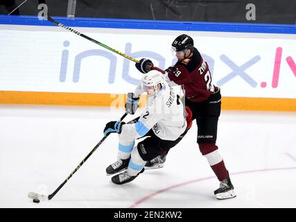 Riga, Lettland. Februar 2021, 25th. Dinamo Rigas Gleb Zyryanov (R) steht im Spiel mit Ilya Solovyov von Dinamo Minsk während des Eishockey-Spiels der Kontinental Hockey League (KHL) 2020-2021 zwischen Dinamo Riga und Dinamo Minsk in Riga, Lettland, am 25. Februar 2021. Kredit: Edijs Palens/Xinhua/Alamy Live Nachrichten Stockfoto