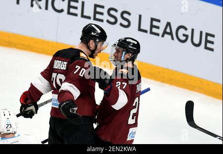 Riga, Lettland. Februar 2021, 25th. Dinamo Rigas Miks Indrasis (L) und Deniss Parshin feiern im Rahmen des Eishockeyspiels der Kontinental Hockey League (KHL) 2020-2021 zwischen Dinamo Riga und Dinamo Minsk in Riga, Lettland, 25. Februar 2021. Kredit: Edijs Palens/Xinhua/Alamy Live Nachrichten Stockfoto