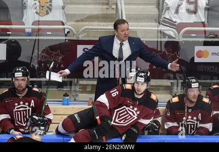 Riga, Lettland. Februar 2021, 25th. Dinamo Rigas Cheftrainer Peteris Skudra (TOP) reagiert während des Eishockeyspiels der Kontinental Hockey League (KHL) 2020-2021 zwischen Dinamo Riga und Dinamo Minsk in Riga, Lettland, am 25. Februar 2021. Kredit: Edijs Palens/Xinhua/Alamy Live Nachrichten Stockfoto