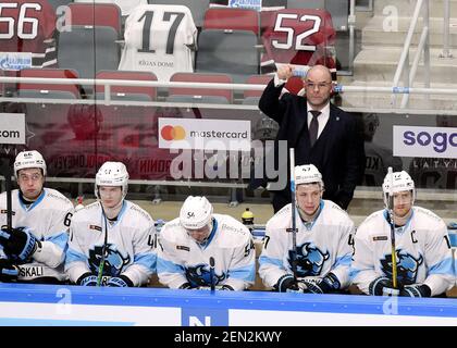 Riga, Lettland. Februar 2021, 25th. Dinamo Minsks Cheftrainer Craig Woodcroft (TOP) reagiert während des Eishockeyspiels der Kontinental Hockey League (KHL) 2020-2021 zwischen Dinamo Riga und Dinamo Minsk in Riga, Lettland, 25. Februar 2021. Kredit: Edijs Palens/Xinhua/Alamy Live Nachrichten Stockfoto