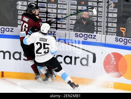 Riga, Lettland. Februar 2021, 25th. Dinamo Rigas Tony Sund (L) steht mit Ilya Usov von Dinamo Minsk während des Eishockeyspiels der Kontinental Hockey League (KHL) 2020-2021 zwischen Dinamo Riga und Dinamo Minsk in Riga, Lettland, am 25. Februar 2021. Kredit: Edijs Palens/Xinhua/Alamy Live Nachrichten Stockfoto