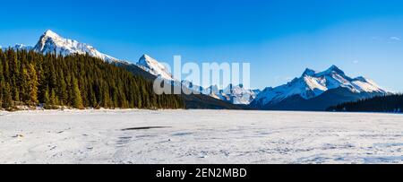 Wunderschöne Winteransicht des Maligne Lake im Jasper National Park, Kanada Stockfoto