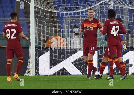 Rom, Latium. Februar 2021, 25th. 2/25/2021 - Edin Dzeko von Roma feiern nach dem Tor während des Europa League Fußballspiel ALS Roma gegen SC Braga im Olympiastadion in Rom, Italien, 25 Februar 2021. Fotografo01 (Foto: IPA/Sipa USA) Quelle: SIPA USA/Alamy Live News Stockfoto