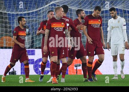 Rom, Latium. Februar 2021, 25th. 2/25/2021 - Edin Dzeko von Roma feiern nach dem Tor während des Europa League Fußballspiel ALS Roma gegen SC Braga im Olympiastadion in Rom, Italien, 25 Februar 2021. Fotografo01 (Foto: IPA/Sipa USA) Quelle: SIPA USA/Alamy Live News Stockfoto