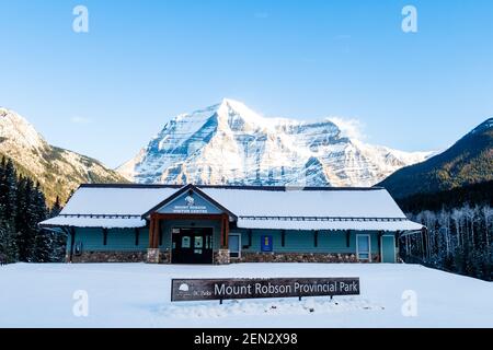 Vorderansicht des Mount Robson Visitor Center mit Mount Robson Im Hintergrund Stockfoto