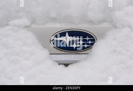 Das Subaru-Logo ist durch eine Schneeschicht sichtbar, die ein Auto bedeckt, das in Santa Fe, New Mexico, geparkt ist. Stockfoto