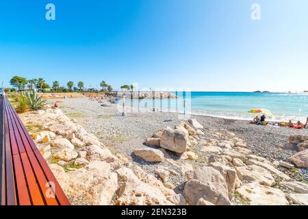 Die öffentlichen Kiesstrände von Casino und Fossan entlang der französischen Riviera in der Küstenstadt Menton, Frankreich. Stockfoto