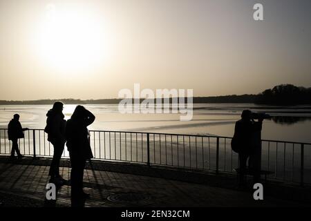 Berlin, Deutschland. Februar 2021, 25th. Am Tegeler See in Berlin, der Hauptstadt Deutschlands, genießen die Menschen die Sonne, 25. Februar 2021. Quelle: Shan Yuqi/Xinhua/Alamy Live News Stockfoto