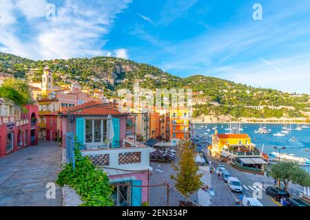 Malerischer Blick auf die bunte Stadt, die Bucht und den Hafen von Villefranche-sur-Mer, an der Côte d'Azur in Südfrankreich. Stockfoto