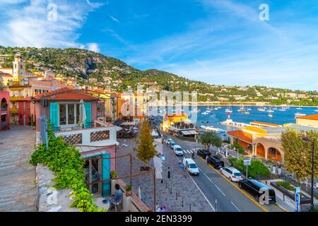 Malerischer Blick auf die bunte Stadt, die Bucht und den Hafen von Villefranche-sur-Mer, an der Côte d'Azur in Südfrankreich. Stockfoto