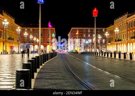 Nachtansicht auf den Place Charles de Gaule und die Hügel vom Place Massena in Nizza, Frankreich, an der französischen Riviera. Stockfoto