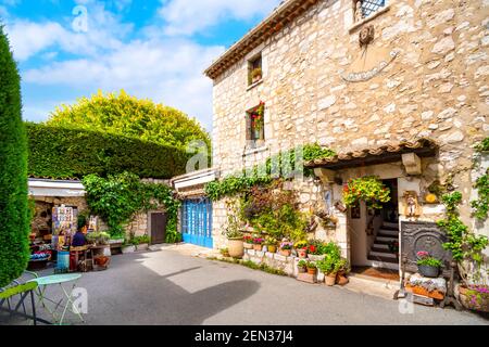 Ein malerisches, malerisches Haus und Innenhof im mittelalterlichen Dorf Gourdon auf dem Hügel, im Alpes Maritime Teil von Südfrankreich. Stockfoto