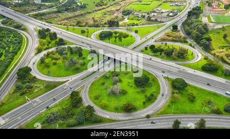 Kleeblatt-Austausch. Luftaufnahme der Autobahnkreuzung.Autobahn in Portugal Stockfoto