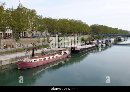 An den Ufern der Rhone wurden Lastkähne gefesselt Stockfoto