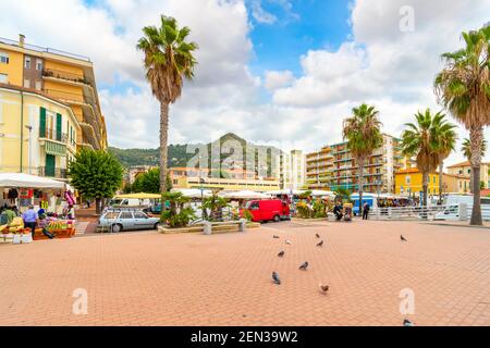 Der wöchentliche Freitagsmarkt in der Küstenstadt Ventimiglia, Italien, an der italienischen Riviera des Mittelmeers. Stockfoto