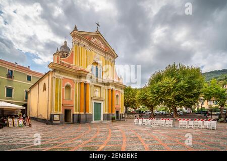 Frontfassade der Kirche He Sant Antonio Abate auf einer kleinen Piazza an einem übergiebelten Tag in Dolceacqua, Italien Stockfoto