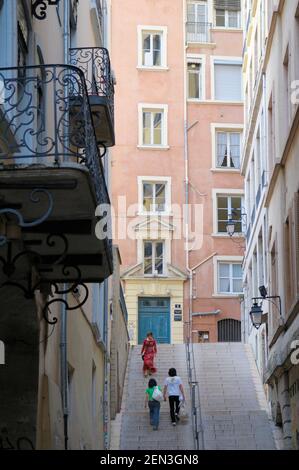 Leute, die in der Altstadt von Lyon Treppen steigen Stockfoto