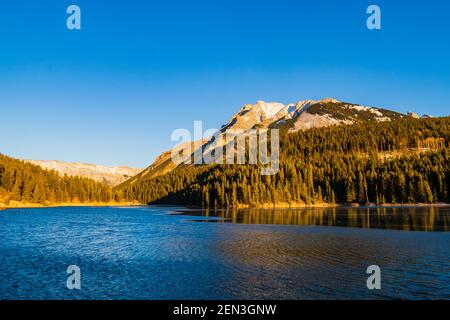 Schöne Aussicht auf zwei Jack Lake im Banff Nationalpark, Kanada Stockfoto