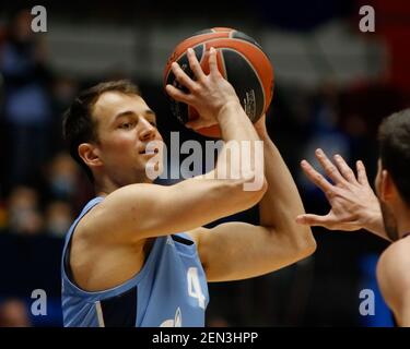 Sankt Petersburg, Russland. Februar 2021, 25th. Kevin Pangos (4), von Zenit gesehen in Aktion während der 2020/2021 Turkish Airlines EuroLeague regulären Saison Runde 26, Spiel zwischen BC Valencia und Zenit St. Petersburg in der Sibur Arena.(Endstand; Zenit St. Petersburg 62:91 Valencia) Credit: SOPA Images Limited/Alamy Live News Stockfoto