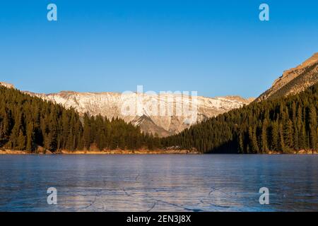 Schöne Aussicht auf zwei Jack Lake im Banff Nationalpark, Kanada Stockfoto