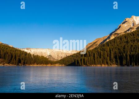 Schöne Aussicht auf zwei Jack Lake im Banff Nationalpark, Kanada Stockfoto