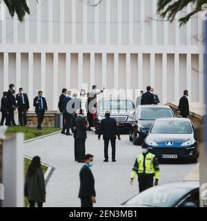 Caceres, Spanien. 25. Februar 2021: König von Spanien, Felipe VI (Felipe Jaun Pablo) und Königin von Spanien, Letizia Ortiz Rocasolano, verlassen das Museum während der Einweihung. Eine zeitgenössische Kunst, die eine der wichtigsten Sammlungen in Europa beherbergt, wurde von der königlichen Familie von Spanien nach mehr als 7 Jahren Arbeit eingeweiht. Nur 10 Meter vom Museum entfernt, wurde von einigen Leuten ein Protest gegen die Monarchie organisiert. Kredit: SOPA Images Limited/Alamy Live Nachrichten Stockfoto