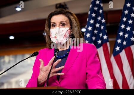 Washington, Usa. Februar 2021, 25th. House-Sprecherin Nancy Pelosi (D-CA) spricht auf ihrer wöchentlichen Pressekonferenz. Kredit: SOPA Images Limited/Alamy Live Nachrichten Stockfoto