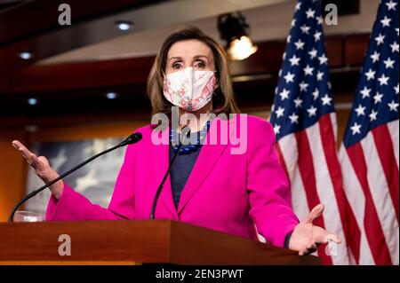 Washington, Usa. Februar 2021, 25th. House-Sprecherin Nancy Pelosi (D-CA) spricht auf ihrer wöchentlichen Pressekonferenz. Kredit: SOPA Images Limited/Alamy Live Nachrichten Stockfoto