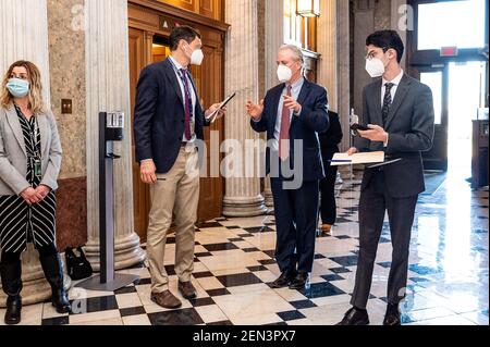 Washington, Usa. Februar 2021, 25th. US-Senator Chris Van Hollen (D-MD) spricht mit den Reportern in der Nähe der Senatskammer. Kredit: SOPA Images Limited/Alamy Live Nachrichten Stockfoto