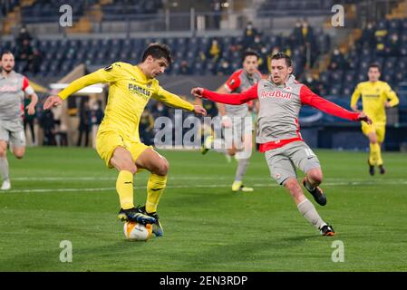 Valencia, Spanien. Februar 2021, 25th. Gerard Moreno von Villarreal CF und Zlatko Junuzovic vom FC Red Bull Salzburg sind während der Europa League Runde 32 zwischen Villarreal CF und FC Red Bull Salzburg im Estadio de la Ceramica im Einsatz.(Endstand; Villarreal 2:1 FC Red Bull Salzburg) Credit: SOPA Images Limited/Alamy Live News Stockfoto