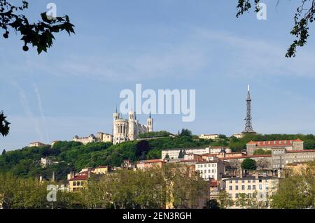 Der Blick auf die Basilika Notre-Dame de Fourviere von der anderen Saône Stockfoto