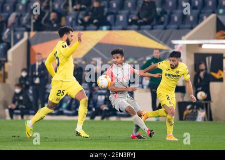 Valencia, Spanien. Februar 2021, 25th. Etienne Capoue, Jaume Costa von Villarreal CF und Karim Adeyemi vom FC Red Bull Salzburg sind während der Europa League Runde 32 zwischen Villarreal CF und FC Red Bull Salzburg im Estadio de la Ceramica im Einsatz.(Endstand; Villarreal 2:1 FC Red Bull Salzburg) Credit: SOPA Images Limited/Alamy Live News Stockfoto
